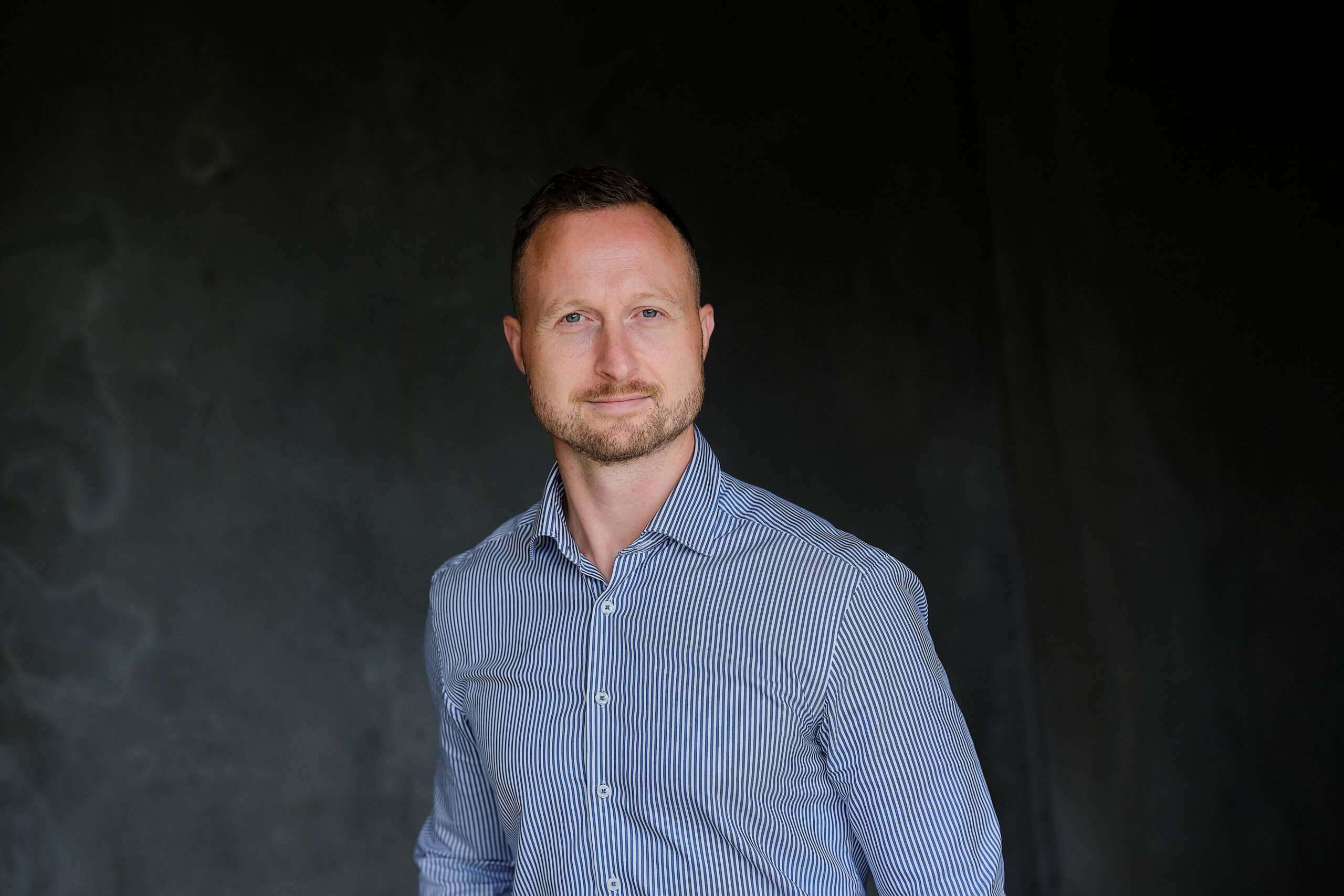 Mark Friis Jensen er afdelingsdirektør for erhvervsafdelingen i Middelfart Sparekasses hovedsæde, og snart er han også 40 år.