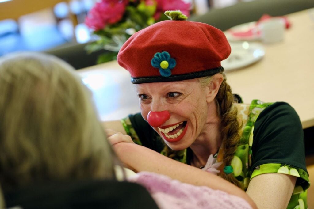 Der er garanti for smil, grin og krammere, når De Danske Omsorgsklovne rykker ud - og Middelfart Sparekasse støtter med stolthed.