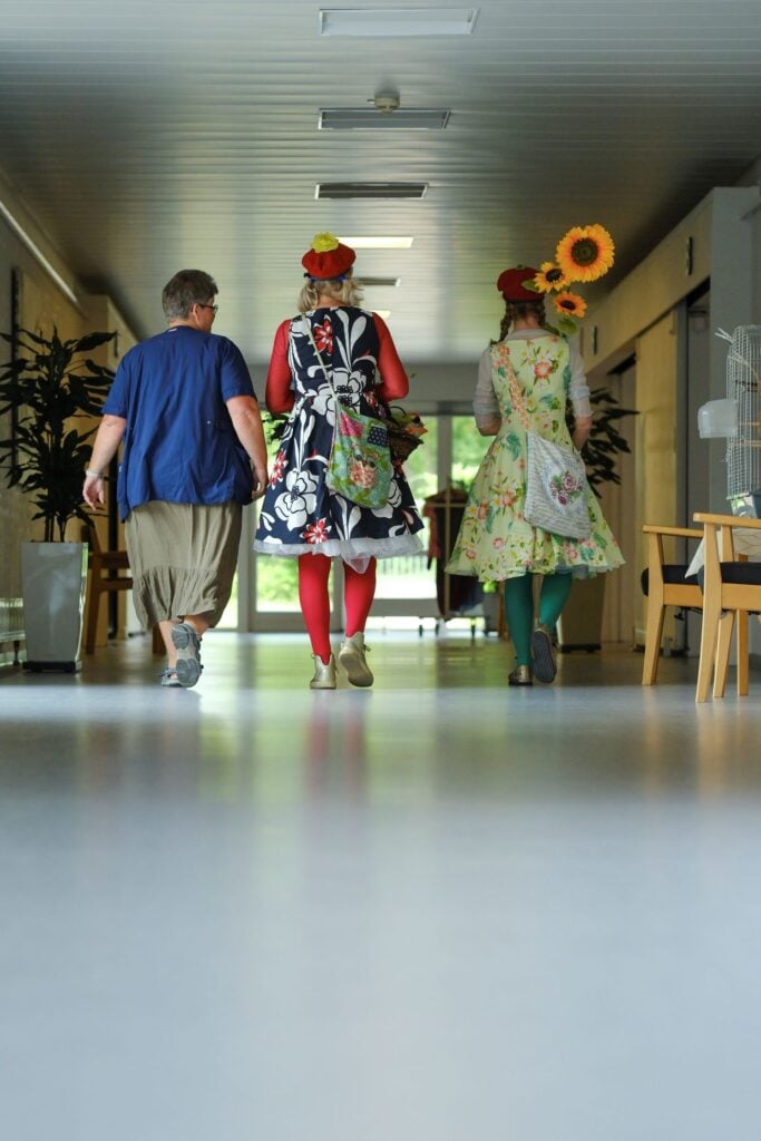 Det var rørende og festligt, da De Danske Omsorgsklovne med støtte fra Middelfart Sparekasse besøgte Provstegårdshjemmet i Odense,
