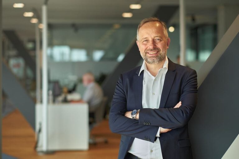 Glæder sig over et stort skulderklap