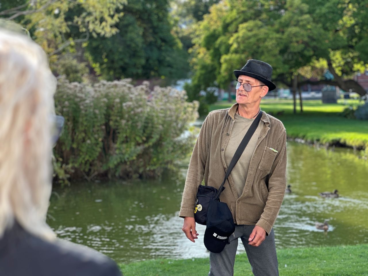 Middelfart Sparekasse er stolt af støtten til Gadens Stemmer, og for nylig fik udvalgte kunder et indblik i livets skyggesider.
