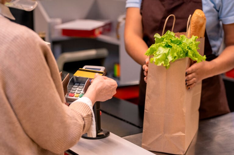 Nationalbanken anbefaler kort, kontanter og mobil