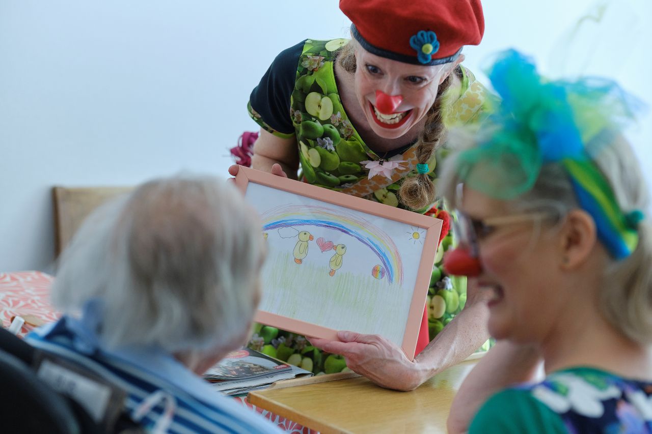 De Danske Omsorgsklovne har fået en lille ekstra julegave af Middelfart Sparekasse, og gaven skabte jubel og glæde.