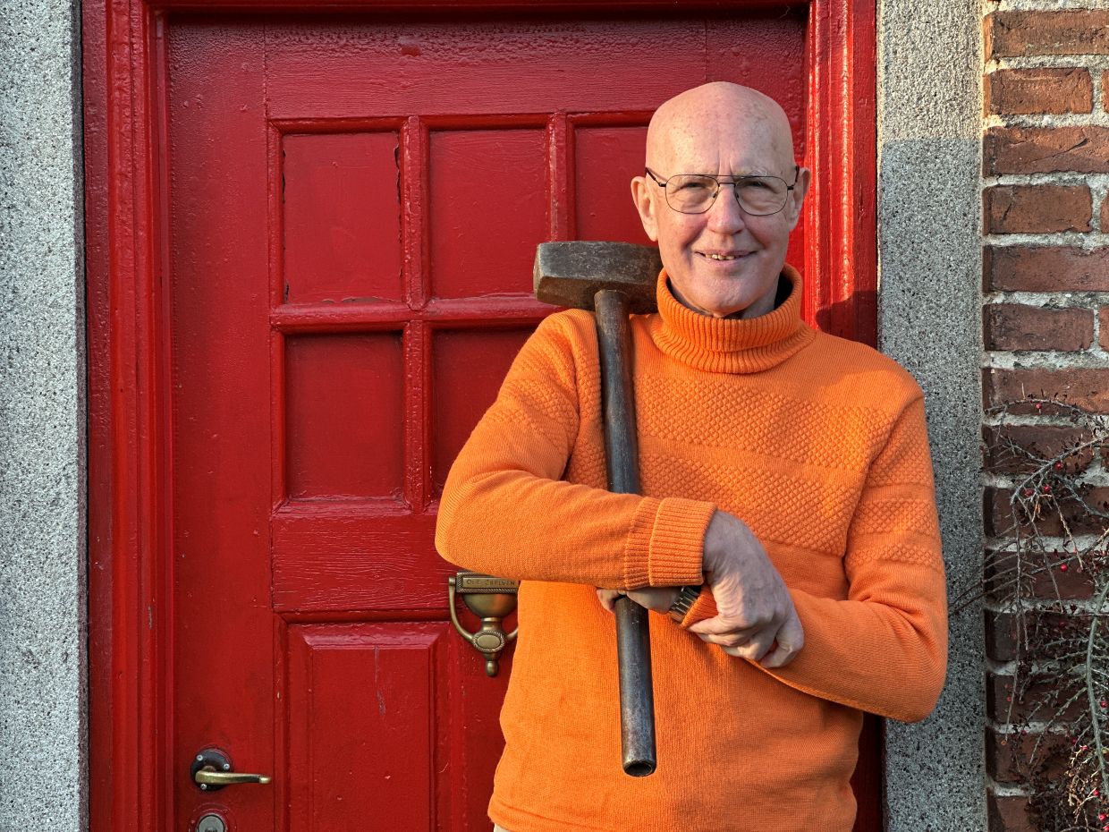 Seniormandskoret Metal fra Odense har modtaget en donation fra Middelfart Sparekasse, og det glæder Ole Carlsen.