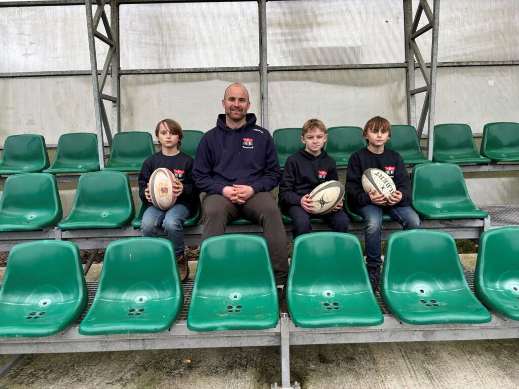 Rugby er meget mere og andet end hårde tacklinger. Den lokale klub i Erritsø har modtaget en donation fra Middelfart Sparekasse.