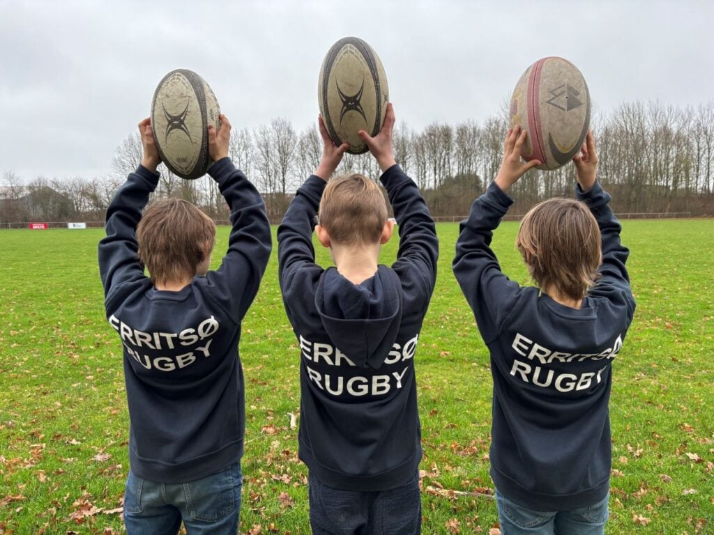 Rugby er meget mere og andet end hårde tacklinger. Den lokale klub i Erritsø har modtaget en donation fra Middelfart Sparekasse.