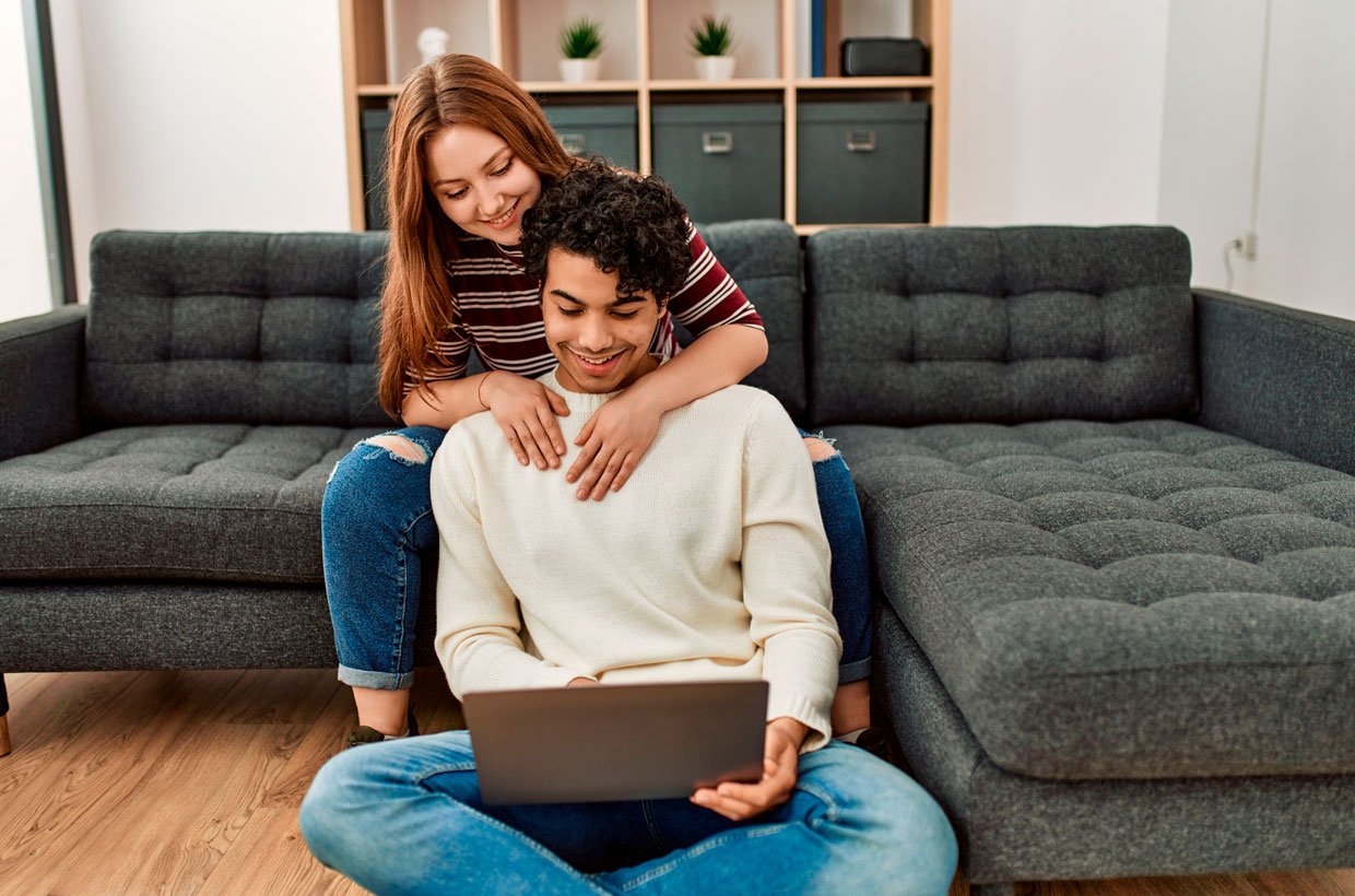 Unge i deres første bolig med en indboforsikring, der giver tryghed i hverdagen.