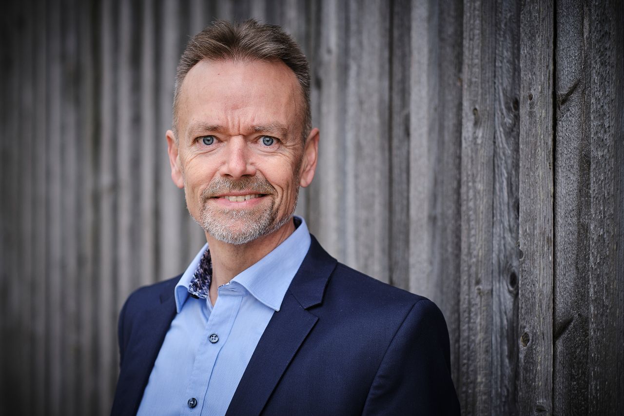 John Hauge er centerdirektør hos Middelfart Sparekasse i Vejle, men han er i lige så høj grad hobbylandmand. Nu fylder han 60 år.