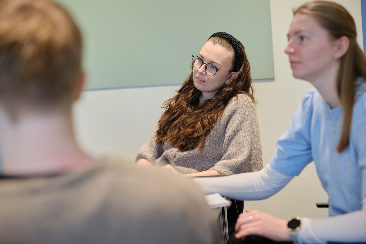 Diversitet i både alder og baggrund er glædelige ingredienser på et elevhold hos Middelfart Sparekasse - og det skaber en god dynamik.