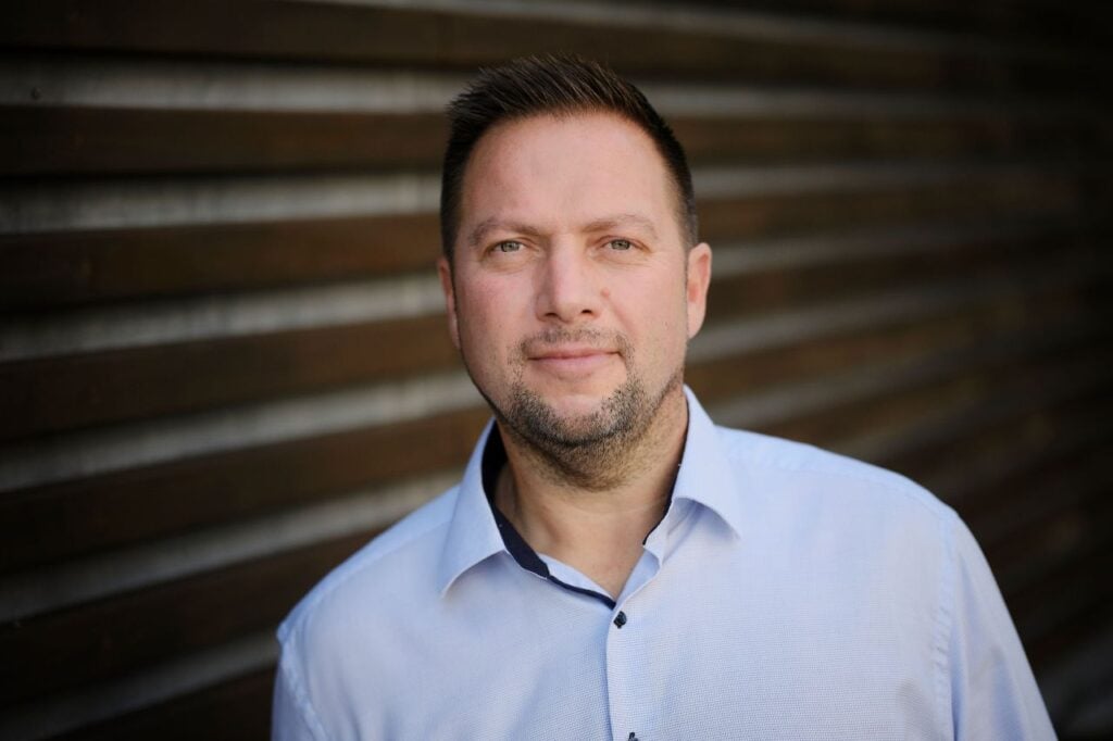 Diversitet i både alder og baggrund er glædelige ingredienser på et elevhold hos Middelfart Sparekasse - og det skaber en god dynamik.