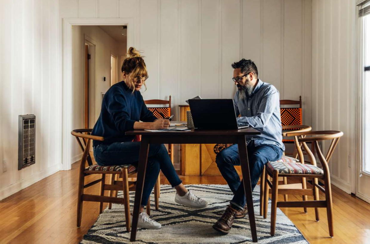 Billede af mand og kvinde ved spisebord - rentetilpasning i Totalkredit