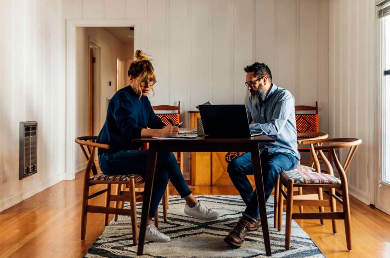 Billede af mand og kvinde ved spisebord - rentetilpasning i Totalkredit